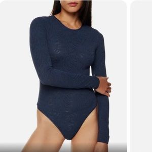 Aritzia Babaton Shapelace Crew Longsleeve Bodysuit